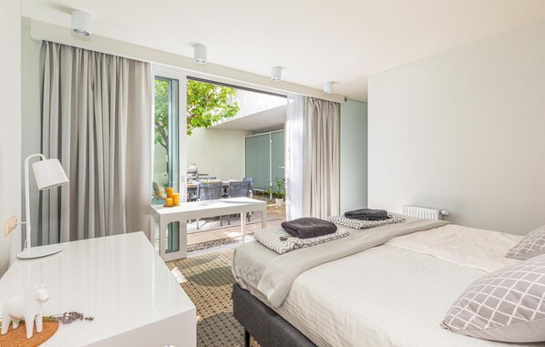 2 bedrooms, travel crib, free WiFi, bed sheets