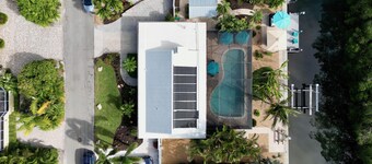 Cute canal front Cottage with dock & boat lift and pool ,short walk to the beach