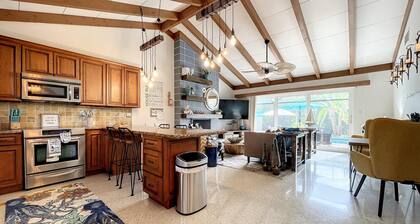 Cute canal front Cottage with dock & boat lift and pool ,short walk to the beach