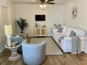 TV - Downtown Stuart Coastal Cottage (Stuart)