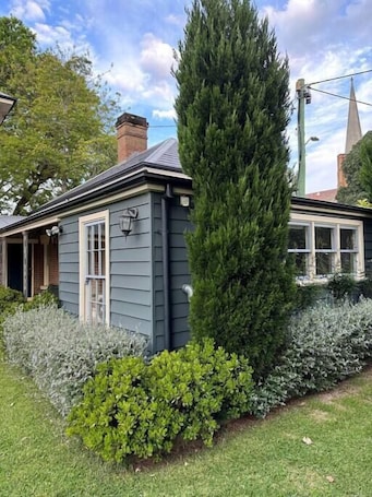 Exterior. Dr Crookston's Guest House - The Estate Camden