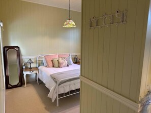 1 habitación, tabla de planchar con plancha, wifi gratis y ropa de cama 