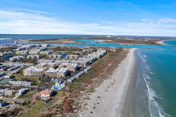 Une station balnéaire dotée de nombreux hôtels, d’une plage de sable et d’un port de plaisance.