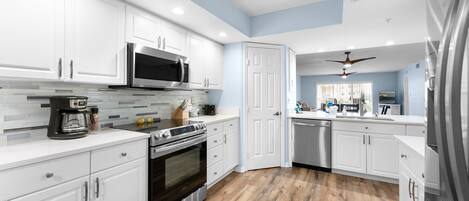 Refrigerador, microondas, horno y parrilla de estufa