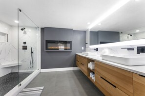 Douche, sèche-cheveux, serviettes fournies