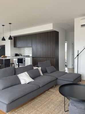 TV - New 2 bedroom coastal townhouse (Torquay)