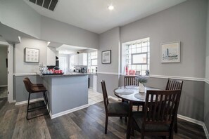 Dining - Spacious Pilsen 3BR Apt,AC,Laudry,Free Parking (Chicago)