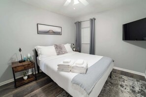 4 bedrooms, desk, iron/ironing board, travel crib - Spacious Pilsen 3BR Apt,AC,Laudry,Free Parking (Chicago)