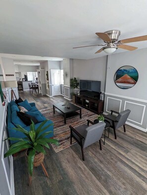 Een smart-tv en een kantoor