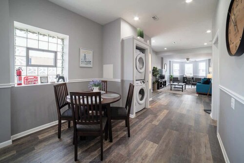 Spacious Pilsen 3BR Apt,AC,Laudry,Free Parking