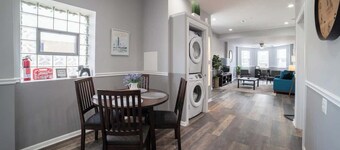 Spacious Pilsen 3BR Apt,AC,Laudry,Free Parking