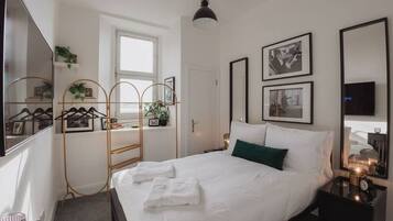 Apartment | 2 bedrooms, travel crib