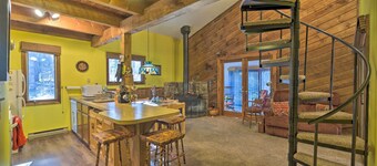 Spacious Catskill Mountains ski cabin with fire pit