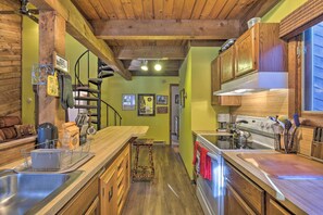 Fridge, microwave, oven, stovetop - Spacious Catskill Mountains ski cabin with fire pit (Maplecrest)
