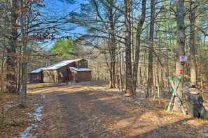 Property grounds - Spacious Catskill Mountains ski cabin with fire pit (Maplecrest)