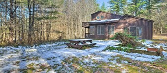 Spacious Catskill Mountains ski cabin with fire pit