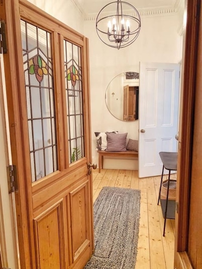 Oakshaw Apartment - Elegant Rustic Apartment in City Centre