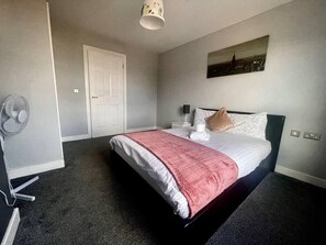 2 habitaciones, tabla de planchar con plancha y wifi gratis 
