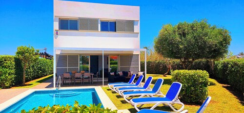 Modern villa with 4 bedrooms and 3 full bathrooms, wifi, private parking...