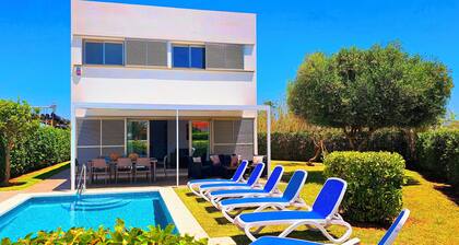 Modern villa with 4 bedrooms and 3 full bathrooms, wifi, private parking...