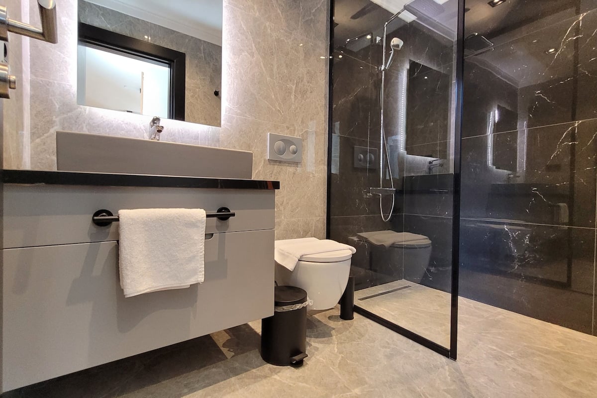 Deluxe-Apartment | Badezimmer | Duschwanne, Haartrockner, FuĂbodenheizung (Badezimmer), HandtĂŒcher