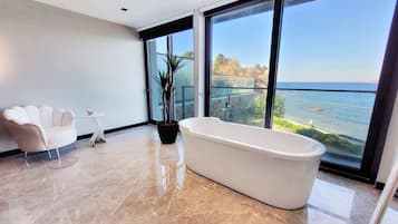 Deluxe Condo | Bilik Mandi | Gabungan pancuran/tab mandi, pengering rambut, lantai dipanaskan