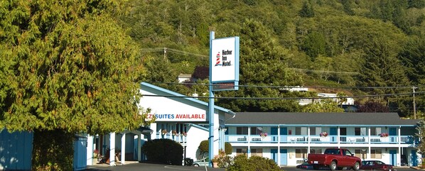 A motel with a sign indicating 'Harbor Inn Motel' and 'Suites Available'.