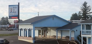 Front of property - Harbor Inn (Brookings)