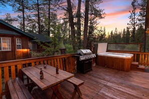 Outdoor dining - Stunning Chalet w/ Central AC. Close to Lake and Village- Spa, Fireplace and BBQ (Big Bear Lake)