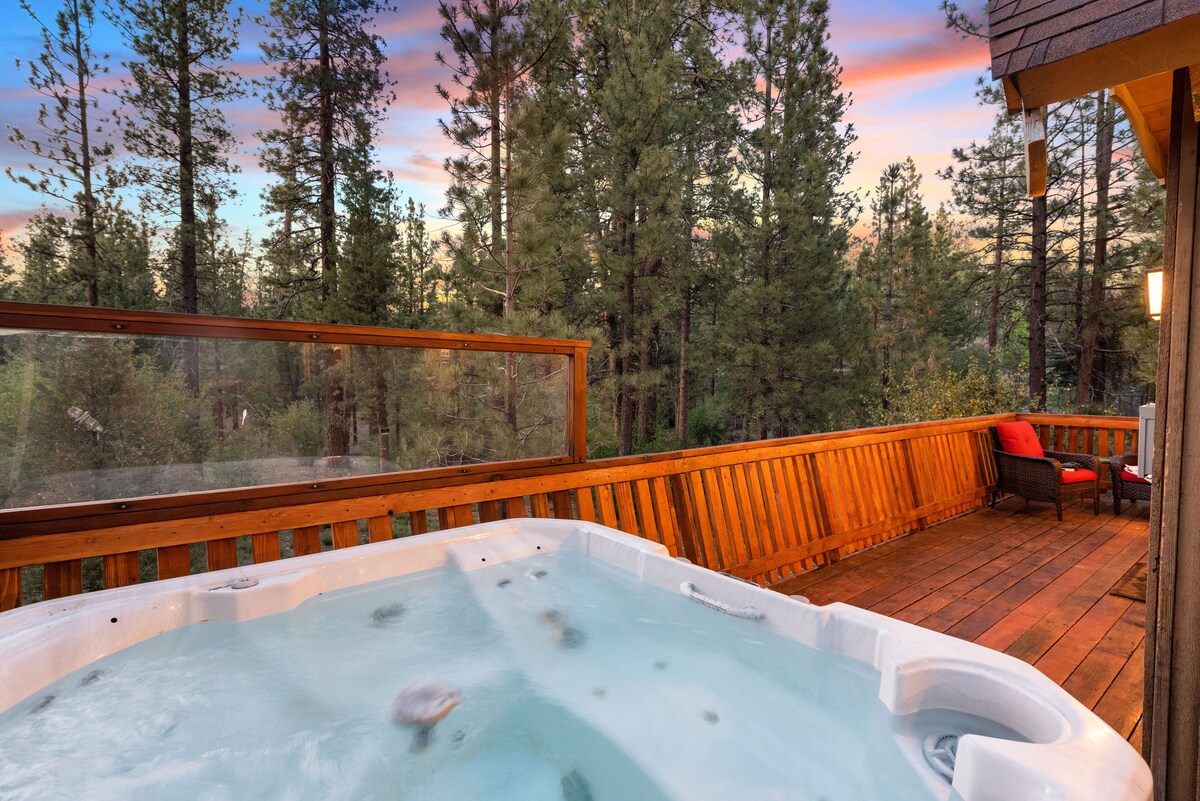 Stunning Chalet w/ Central AC. Close to Lake and Village- Spa, Fireplace and BBQ