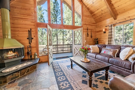 Smart TV, fireplace, video games, Netflix. Stunning Chalet w/ Central AC. Close to Lake and Village- Spa, Fireplace and BBQ