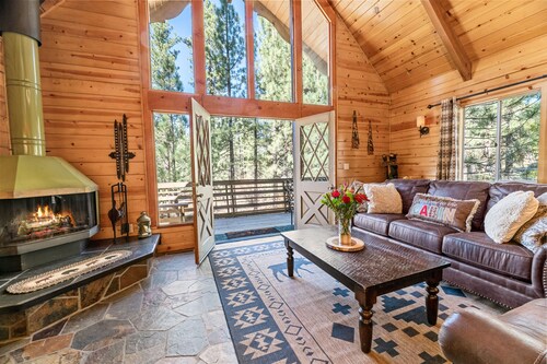 Stunning Chalet w/ Central AC. Close to Lake and Village- Spa, Fireplace and BBQ