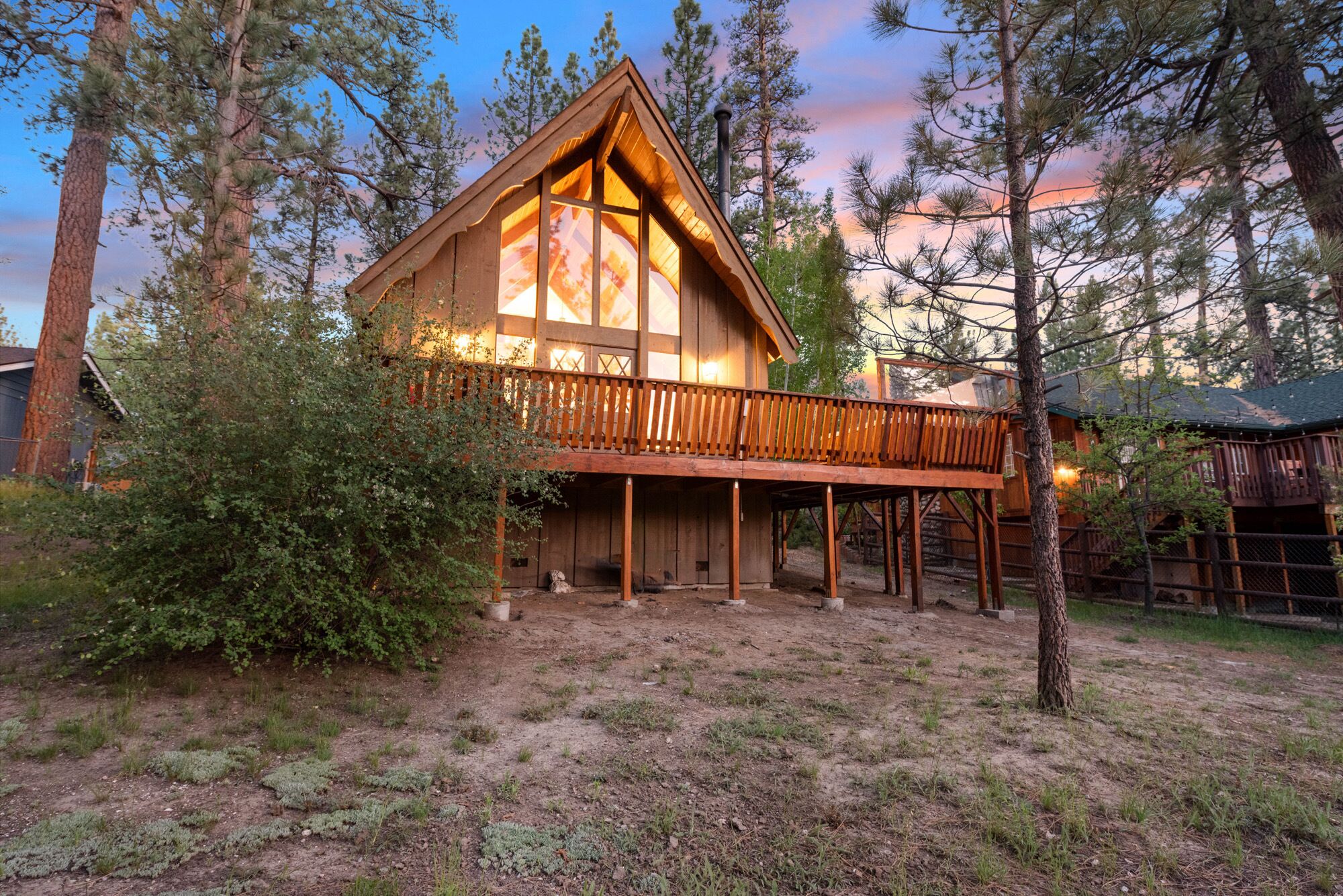 Stunning Chalet ❤️ Central to Lake and Village with Spa, Fireplace and BBQ