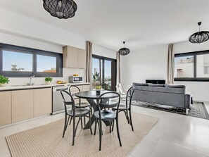 Appartement, 1 chambre, balcon, vue sur la ville | Salle à manger