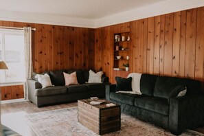 Smart-TV, Kamin, Bücher