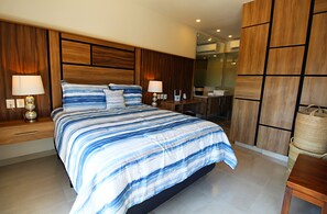 1 sovrum, värdeförvaringsskåp på rummet och skrivbord