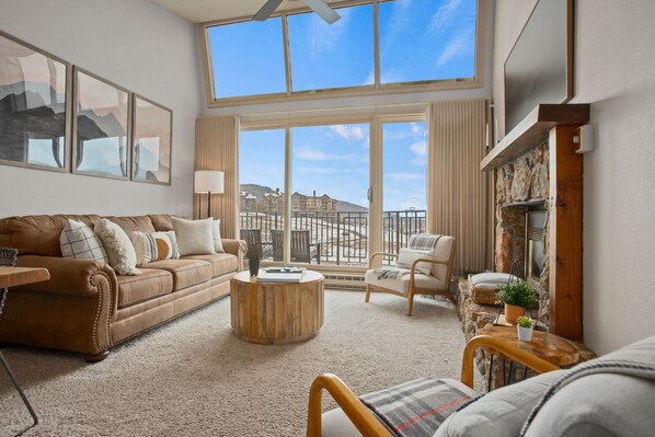 Televisión y chimenea 