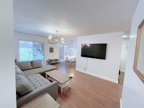Smart TV - Stunning 3 bedroom single family home. (Windsor)