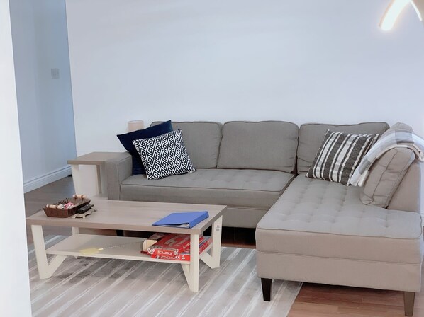 En stue med sofa, sofabord og lille sofabord.