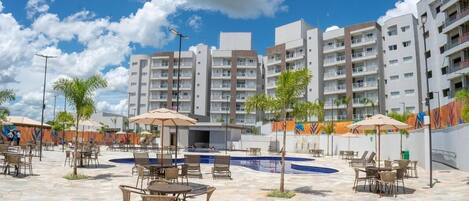 Utendørsbasseng og et oppvarmet basseng