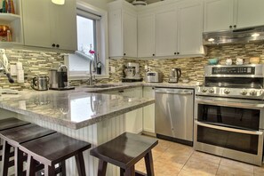 Fridge, oven, stovetop, dishwasher - Cosy house 3 minutes from Bromont ski slopes (Bromont)