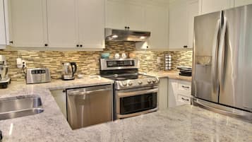 Fridge, oven, stovetop, dishwasher