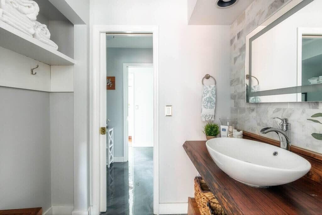 Een bad, een haardroger, handdoeken