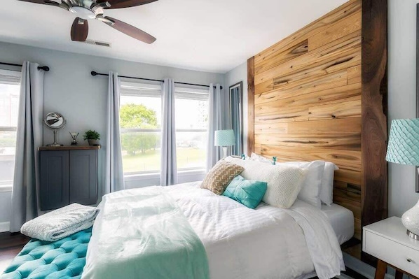 2 habitaciones, escritorio y tabla de planchar con plancha