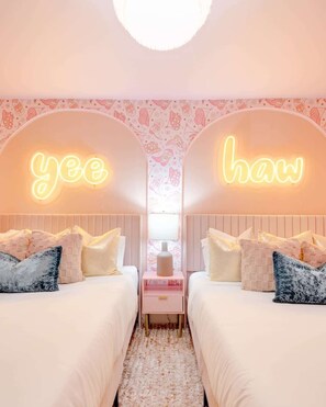 4 Schlafzimmer, Schreibtisch, Bügeleisen/Bügelbrett, Reisekinderbett