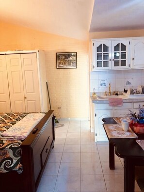2 bedrooms, free WiFi, bed sheets - Cozy Jacuzzi 2bd - 5 minutes from the beach! (Hellshire)
