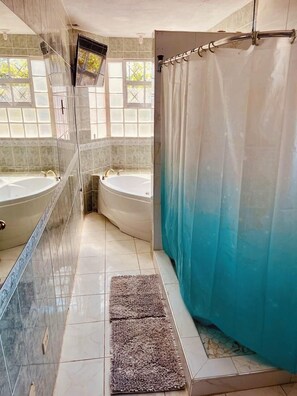Shower, jetted bath, towels, toilet paper - Cozy Jacuzzi 2bd - 5 minutes from the beach! (Hellshire)