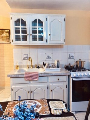 Microondas, horno y placa de cocina