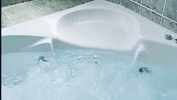 Dusche, Whirlpool, Handtücher, Toilettenpapier