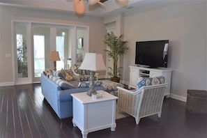 Smart TV, reproductor de DVD y libros 